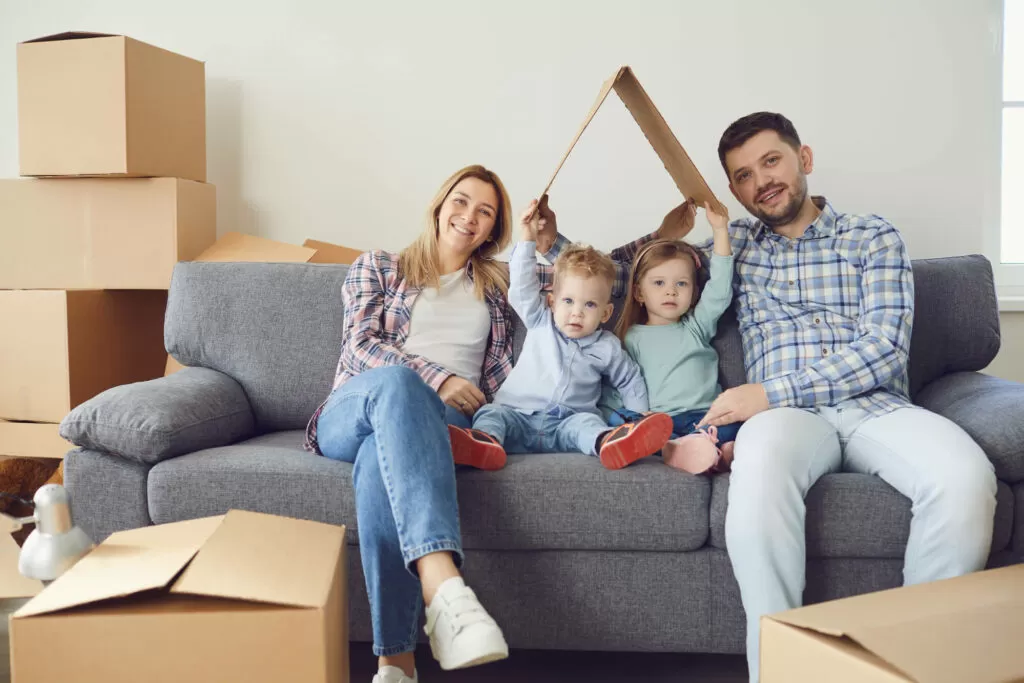 família feliz em casa após comprar lote