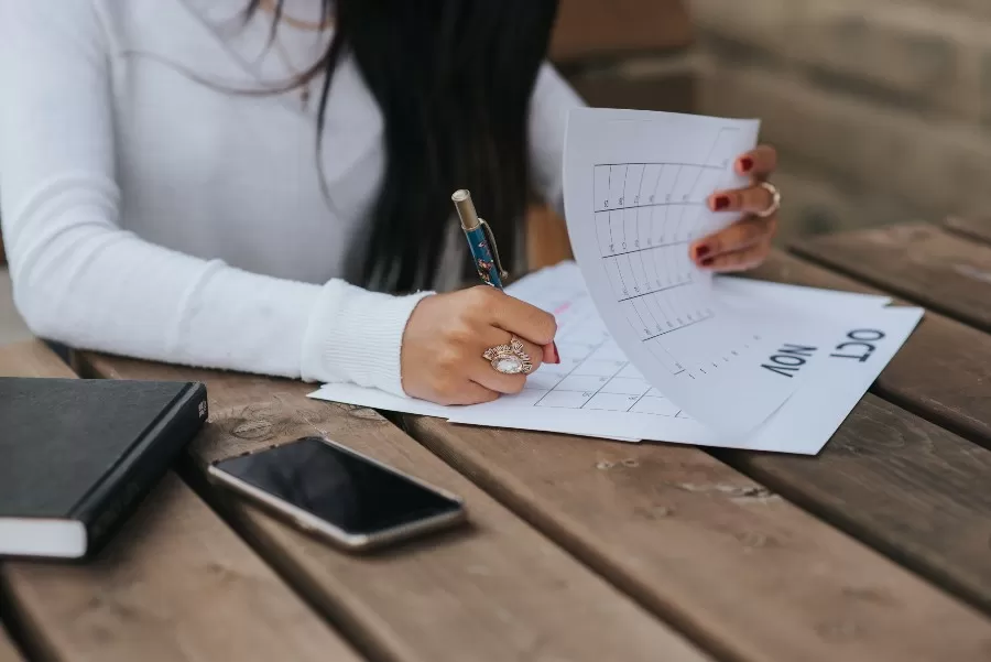 mulher aprende como fazer um planner