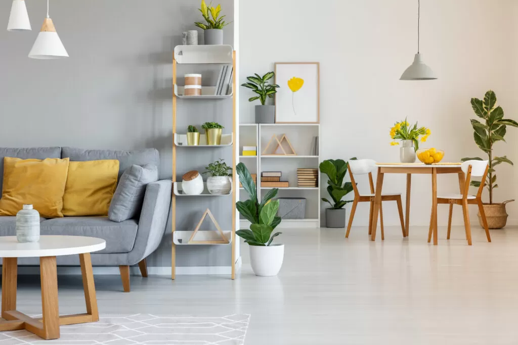 Sala com decoração de primavera